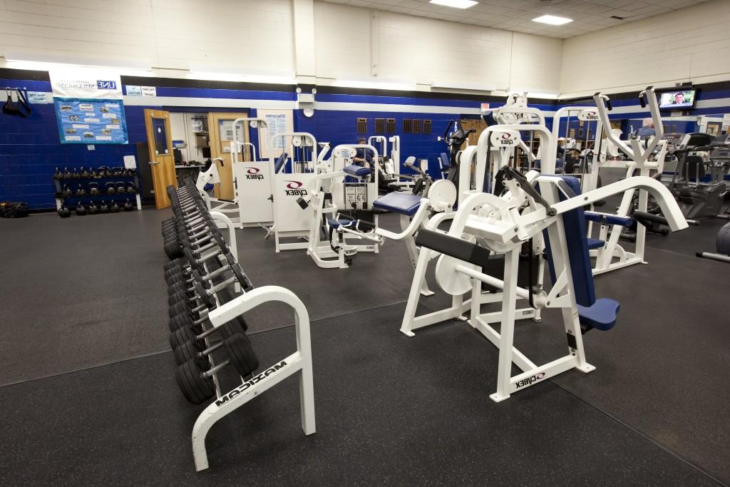 校园中心健身房有举重器械和自由举重器械