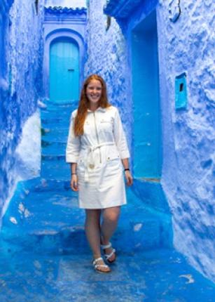 一名出国留学的学生漫步在摩洛哥的蓝色城市