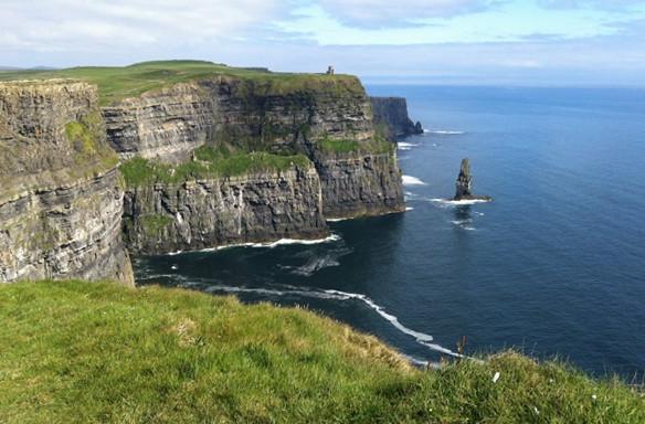 爱尔兰海岸的海洋和悬崖